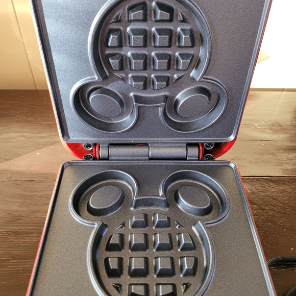 Disney Mickey Mouse Red Waffle Maker Non-stick Mickey Shaped Belgium NIB - Picture 4 of 11